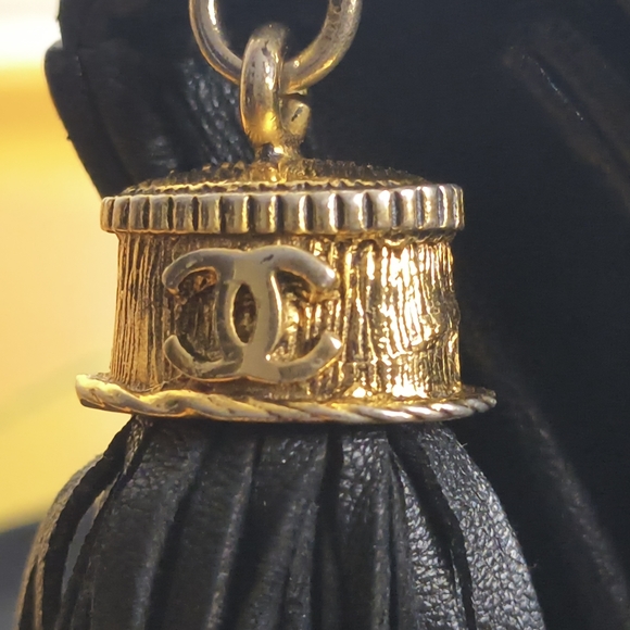 Vintage Chanel Quilted Leather Tassel Flap Bag (1990s Era) | Gold Tassel | Chain - Picture 3 of 10